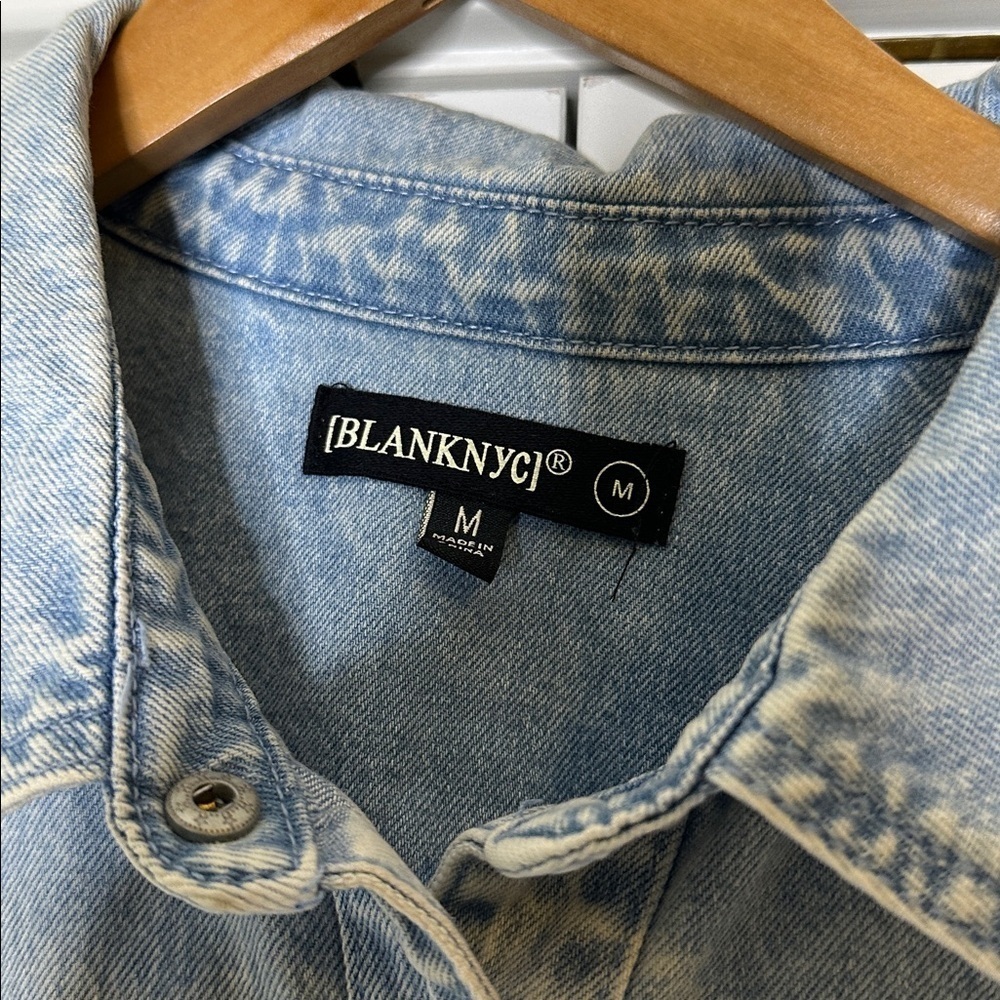 BLANKNYC Cinched Back Denim Shirt SzM Like New - Picture 3 of 5